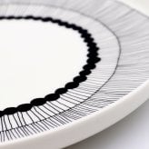 マリメッコ シイルトラプータルハ プレート 25cm ホワイト/ブラック marimekko SIIRTOLAPUUTARHA ギフト 結婚祝い プレゼント 贈り物