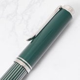 ペリカン Pelikan 万年筆 国内限定500本 スーべレーン メタルストライプグリーン M815 ペン先EF(極細字) 特別生産品 高級筆記具 インク特典有 文房具【スペシャルラッピング660円(別売り)】 送別会 誕生日 お中元 還暦祝い 結婚祝い 結婚式 高級 父の日 母の日 即日発送 クリスマスプレゼント 文房具 成人祝い ビジネス小物 ホワイトデー