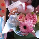 スヌーピー入り フラワーアレンジメント 誕生日 デザイナーにおまかせ 生花使用 Sサイズ