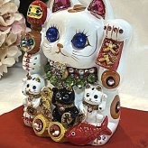 【招き猫がパワーアップ！】ゴージャス デコレーション 招福招き猫：Mサイズ（貯金箱）【贈り物に】猫 ねこ cat キャット デコレーション 置物 風水 鯛 俵 まねきねこ ラインストーン キラキラ 商売繁盛 開店祝い 合格祈願 御祝 内祝 縁起物 誕生日 記念日 母の日 お祝い 贈り物 プレゼント ギフト 可愛い かわいい