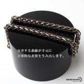 チタン スピガチェーンブレスレット シルバー メンズ 腕輪 細身 ボリューム感 編み込み風 立体的 渋い色合い アクセサリー 大人 クール カジュアル きれいめ シンプル 重ね付け 手元 コーディネート 金属アレルギー対応