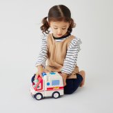 誕生日プレゼント Hola Toys オラトイズ 音がいっぱい 自分で走る きゅうきゅうしゃ 救急車 おもちゃ はたらく車 働く車 乗り物 サイレン 音が鳴る 音楽 ごっこ遊び お医者さんごっこ 人形付き ストレッチャー 体温計 注射器 知育玩具 男の子 女の子 お祝い ギフト