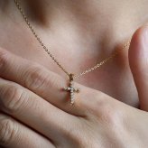 ステンレス クロスネックレス 細め 18KGP レディース ゴールドカラー ストーン 十字架 ペンダント 華奢 上品 きれいめ おしゃれ 大人 女性 アクセサリー 首飾り デイリー 重ね付け シンプル 繊細 小ぶり 普段使い 胸元
