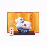 干支 置物 薬師窯 染錦招福未 (小) 88 干支の置物 羊 未 未年 陶器 ひつじ ヒツジ 2027年  干支置物 薬師 窯 の 置物 飾り 2027 迎春 正月 縁起 粗品 景品 伝統工芸・陶器の和遊感