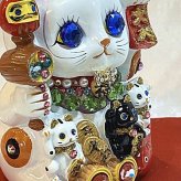【招き猫がパワーアップ！】ゴージャス デコレーション 招福招き猫：Mサイズ（貯金箱）【贈り物に】猫 ねこ cat キャット デコレーション 置物 風水 鯛 俵 まねきねこ ラインストーン キラキラ 商売繁盛 開店祝い 合格祈願 御祝 内祝 縁起物 誕生日 記念日 母の日 お祝い 贈り物 プレゼント ギフト 可愛い かわいい