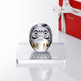 Baccarat バカラ ダルマ・当店オリジナル クリスタルガラス台座 15×15cm セット 名入れ彫刻代込み ギフト プレゼント 誕生日 記念日 就任 受賞 刻印 開店祝 周年記念 インテリア オブジェ 法人記念品 だるま 達磨 クリスタル 縁起物 還暦祝