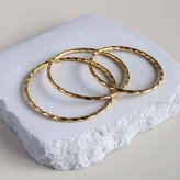 ステンレス スパイラルバングル ゴールド レディース ブレスレット ツイスト ねじり 細身 華奢 上品 おしゃれ 女性用 腕輪 アクセサリー シンプル きれいめ カジュアル 大人 女性 ファッション 手元コーデ 重ね付け 春
