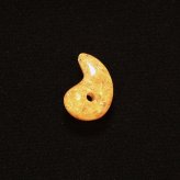 天然石 勾玉ゴールドルチル 約0.6g 丸みのあるふっくらしたフォルム 仕事運 成功 お守り GHM53 交換用ゴム＆巾着付 財運 石 京海堂