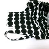 マリメッコmarimekko  エプロン 067316-190 ラシィマット　ブラック/ホワイト【キッチン　エプロン　プレゼント　贈り物　母の日　】【御結婚御祝・内祝・新築御祝・還暦御祝・御礼・寿・ギフト包装可能】