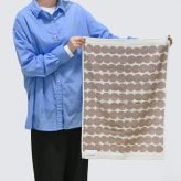 マリメッコ marimekko タオル 50×70cm ゲストタオル 大判タオル ラシィマット ベージュ オフホワイト 75137 075137 180 北欧雑貨 北欧デザイン ネコポス 送別会 誕生日 お中元 結婚祝い 結婚式 高級 父の日 母の日【スペシャルラッピング660円(別売り)】 成人祝い ホワイトデー