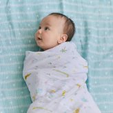 おくるみ スワドル 3枚セット 出産祝い aden+anais エイデンアンドアネイ イヤーオブザスネイク コットンモスリン ダブルガーゼ 大判 約120cm 新生児 退院 内祝い 出産内祝い 男の子 女の子 ギフト 専用ボックス入り ガーゼケット ブランケット 授乳ケープ おむつ替えシート