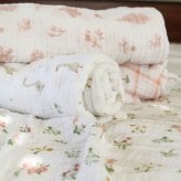 おくるみ スワドル 4枚セット 出産祝い aden+anais エイデンアンドアネイ カントリーフローラル コットンモスリン ダブルガーゼ 大判 約112cm 新生児 退院 内祝い 出産内祝い 女の子 ギフト 専用ボックス入り ガーゼケット ブランケット 授乳ケープ おむつ替えシート 双子