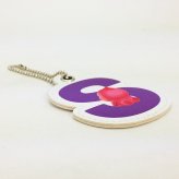 こびとづかん イニシャルバッチ S カクレモモジリ キーホルダー バッヂ お名前 グッズ MCOR