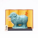 干支 置物 薬師窯 青祥招福未 (福結び) 35 干支の置物 羊 未 未年 陶器 ひつじ ヒツジ 2027年  干支置物 薬師 窯 の 置物 飾り 2027 迎春 正月 縁起 粗品 景品 伝統工芸・陶器の和遊感