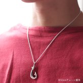 ハワイアンジュエリー フィッシュフック モアナ 刻印 無料 誕生石入れ可 ペンダントトップ スクロール シンプル ロジウムコーティング シルバー925 ネックレス チェーン別売 ペンダントヘッド メンズ レディース 誕生日 プレゼント ハロウィン 【品番：SP3403】