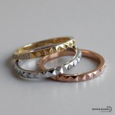 ステンレス ハーフエタニティリング スタッズ ストーンリング 細身 ゴールド シルバー ピンク 指輪 シンプル キラキラ お洒落 ピンキー 細め ワンポイント 高級感 プチプラ レディース 女性 金属アレルギー対応