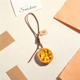 エッグタルト キーホルダー 食品サンプル風 かわいい スイーツ バッグチャーム ストラップ ミニチュア お菓子 モチーフ 鍵飾り カバン 車内 小物 雑貨 インテリア プレゼント