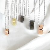 【カラー選択可能！】ペアネックレス タングステン リング ブラック ローズゴールド イエローグリーン ペアペンダント メンズ レディース ダイヤモンドカット アクセサリー