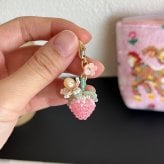 ビーズ いちご バッグチャーム ハンドメイド風 フラワー ファスナーチャーム キーホルダー かわいい 苺モチーフ ポーチ バッグチャーム スマホ 小物 アクセサリー レディース プレゼント