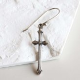 シルバー925 クロスピアス フック レディース 十字架 ロングピアス 揺れる ドロップピアス シルバーカラー アンティーク調 クール エレガント 個性的 存在感 大人 おしゃれ 女性用 耳飾り アクセサリー 人気 片耳用 1点
