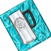 名入れ ビールジョッキ 名前入り プレゼント 真空断熱 保温 保冷 ステンレス ステンレスジョッキ 彫刻 刻印 印字 グラス コップ ビアグラス おしゃれ ビールグラス 父の日 母の日 還暦祝い 退職 誕生日 結婚祝い 昇進 無料 ラッピング ジョッキ 記念品 送別会 敬老の日 実用的 ネーム入れ 男性 女性 バースデー ギフト 化粧箱 入り 470 ml ビアジョッキ 円背景 EH10