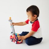 誕生日プレゼント Hola Toys オラトイズ 音がいっぱい 自分で走る しょうぼうしゃ 消防車 おもちゃ はたらく車 働く車 乗り物 はしご サイレン 音が鳴る 音楽 ごっこ遊び 消防士ごっこ レスキュー 人形付き 知育玩具 1歳半 18カ月 2歳 3歳 男の子 女の子 お祝い ギフト