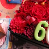 20周年 お祝い 20歳 誕生日プレゼント ミッキー ミニー 花束風ボックスギフト ご希望数字入りプレゼント 箱を開けてサプライズ 赤バラ プリザーブドフラワー入り