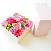 【ＡＲＮＯＸ】ＢＯＸフラワー　送料無料 即日発送 御祝いに生花のBOXフラワー 生花 敬老の日 フラワー ギフト 誕生日 結婚祝い お見舞 送別 新築祝い フラワーケーキ BOXフラワー BOXアレンジ ウエディング 御祝い 卒業 入学 出産 お供え 敬老の日 お中元 お歳暮
