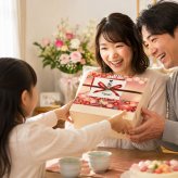 敬老の日 名入れ ペアギフト SXX 波佐見焼 食器セット 円 MADOKA 夫婦茶碗 & 夫婦湯呑 & おまかせ箸 赤 青 6点 木箱入り / プレゼント ギフト 両親 夫婦 結婚 金婚式 銀婚式 退職 記念 誕生日 長寿 祝い
