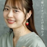 【在庫限り】パッと目を引く大きなイチゴが揺れる フックピアス 金属アレルギー対応 ステンレス製 春 赤い実 ロング 大ぶり