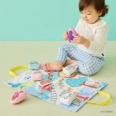 出産祝い シナぷしゅ ぷしゅぷしゅインパーク 布おもちゃ おでかけおもちゃ お出かけ 布マット 持ち運び ハンドル付き ごっこ遊び 音が鳴る カシャカシャ ぷしゅぷしゅ にゅう ヨロ レイヒ ひーたん みーたん キャラクター ベビー 赤ちゃん 誕生日プレゼント お祝い 男の子 女の子 ギフト