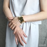 内反り ワイド つや消し バングル 2カラー レディース ブレスレット 幅広 大ぶり シンプル マット 曲線 立体的 存在感 手元 アクセサリー 大人 上品 モード きれいめ カジュアル おしゃれ コーディネート モダン 装い