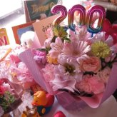 101歳 お祝い フラワーアレンジメント 百寿 ご希望数字入り 誕生日 デザイナーにおまかせ 生花使用 おじいちゃん おばあちゃん 