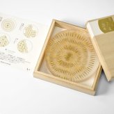 【toumei 箔 コースター「い」 木箱入り 4枚セット】トウメイ コースターセット 【ラッピング・熨斗対応可／桐箱でお届け】【結婚のお祝いに】おしゃれ 誕生日 両親 父 母 夫婦 祖父母 結婚記念日 父の日 母の日 敬老の日 特別 友達 カップル パートナー お揃い 家族 結婚祝い 新築祝い 和モダン 国内生産 内祝い 上品 優美 上司 先輩 後輩 新生活