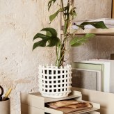 ferm LIVING ファームリビング セラミック バスケット スモール 直径16cm 北欧雑貨 インテリア カゴ おしゃれ 小物入れ デンマーク 収納 陶器 ポットカバー 鉢カバー インテリア雑貨 北欧雑貨 キッチン 玄関 リビング
