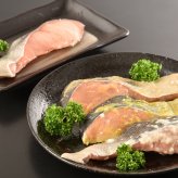 【送料無料・高級ギフト】北海道産 秋鮭三昧(秋鮭西京漬＆秋鮭昆布〆セット)（送料無料 プレゼント グルメ 贈り物  御祝 内祝い 景品 賞品 ご褒美 誕生日 出産祝い 結婚 上司 男 女 友達 新築 引越 送別会 定年 退職祝い 還暦  産地直送  詰合せ ギフト お歳暮 寒中見舞い）