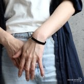 ステンレス 幅8mm 平打ちバングル シンプル 4カラー 2サイズ ブレスレット レディース メンズ アクセサリー 無地 光沢 オープンタイプ 上品 ベーシック ミニマル カジュアル きれいめ 重ね付け 男女兼用 金属アレルギー対応 【刻印対象】
