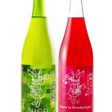 ★ 送料無料 ★ リキュール 720ml  2本セット NICO 白の女王 シャインマスカット + 不思議の国のカシス 赤揃え 柘榴 ( ざくろ ) とカシス / 佐賀県 基山商店【 9510 】【 リキュール 】【 ハロウィン 贈り物 ギフト プレゼント 誕生日 結婚のお祝い 】