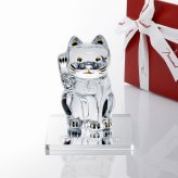 Baccarat バカラ まねき猫 Mサイズ・当店オリジナル クリスタルガラス台座 20×20cm セット 名入れ彫刻代込み 名入れ 名前入り 彫刻 刻印 ギフト 記念品 受賞 祝い 法人 開店 周年 高級 ブランド 置物 オーナメント 縁起物 商売繁盛 クリスタル