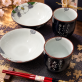 敬老の日 退職 名入れ ペアギフト SXX 波佐見焼 食器セット 内椿 赤 緑 夫婦湯呑 と 夫婦茶碗 と おまかせ箸 6点 木箱入り / プレゼント ギフト 両親 夫婦 結婚 金婚式 銀婚式 退職 記念 誕生日 長寿 祝い