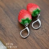 【在庫限り】パッと目を引く大きなイチゴが揺れる フックピアス 金属アレルギー対応 ステンレス製 春 赤い実 ロング 大ぶり