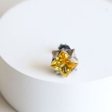 シルバー925 イエローストーンピアス スクエア カラーストーン 爪留め スタッドピアス メンズ レディース ユニセックス アクセサリー 耳飾り 黄色 存在感 個性的 クール パンク ロック カジュアル 個性派 片耳用 1点