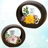 プリザーブドフラワーのアレンジメント 【Osonae Yurari】 黒い陶器の器に枯れない花を飾りお届け致します　プリザーブドフラワー お供え花 アレンジメント 菊 マム 花 お供え 仏壇 フラワーアレンジメント 仏花 プリザーブド 供花 お悔やみ 陶器 プリザ お供花 プリザーブドフラワーのお供え花 AOK p s お花