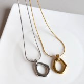 ステンレス オーバルネックレス ニュアンス 2カラー レディース ペンダント 楕円 中抜き 変形 曲線 メタル 艶感 華奢チェーン シンプル モダン 上品 きれいめ 大人 カジュアル アクセサリー ワンポイント 重ね付け おしゃれ