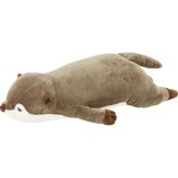 【直送】プレミアムねむねむアニマルズ 抱きまくらM [26-0161-137] カワウソのくるり ぬいぐるみ 抱き枕 かわいい もっちり リラックス プレゼント ギフト