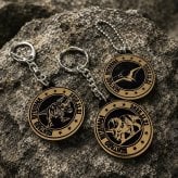 名入れ 恐竜 デザイン 浮彫 キーホルダー 文字入れ箇所多数 アンティーク調 ゴールド かっこいい