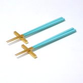 ブランドリボン・手提げ紙袋付属　クチポールCutipol  KUBEターコイズ/ゴールド 箸+箸置きセット　ペア【母の日　父の日　還暦祝い　ギフト包装　夫婦箸　お箸セット　プレゼント】【御結婚御祝・内祝・新築御祝・還暦御祝・御礼・寿・ギフト包装可能】
