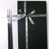 ブランドリボン・ブランドボックス付属　クチポールCutipol  KUBE　ブラック／シルバー・箸+箸置きセット 　ペア 【御結婚御祝・内祝・新築御祝・還暦御祝・御礼・寿・ギフト包装可能】