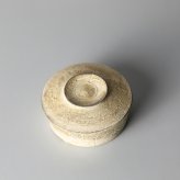 【倒れない酒器　『枯色線紋　ぐい呑』　中島智靖】男性　日本酒　お猪口　誕生日　一点物 ぐい呑み　盃　和食器 酒器  平盃　かっこいい　記念日 ギフト食器 食器ギフト 食器 贈り物 お祝い 結婚祝い 新築祝い 箱入り