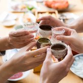 感謝の贈り物ボックス 芋焼酎とウイスキーの贅沢な競演2本セット(ジャパニーズウイスキー知多43度 本格芋焼酎 森伊蔵 25度(鹿児島県)) 700ml×1本 720ml×1本